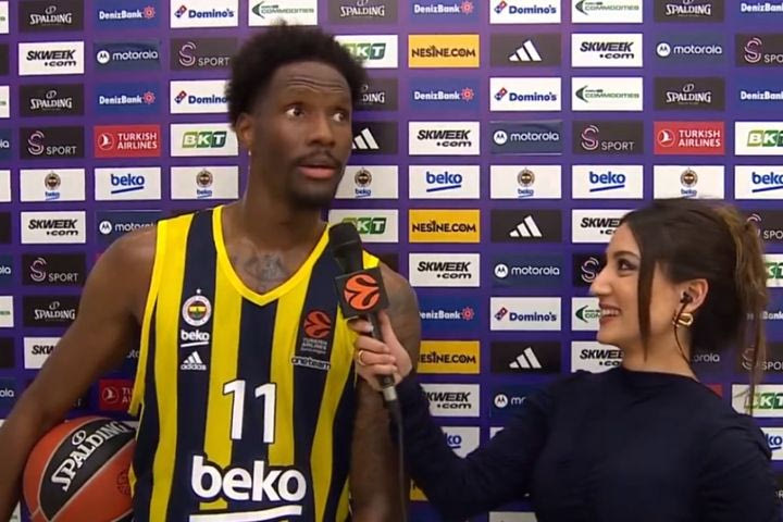 Χέιζ-Ντέιβις: “Ευχαριστώ τον Υπεύθυνο Τύπου και τον κόσμο γιατί ήξεραν για το ρεκόρ και φώναξαν στον Γιασικεβίτσιους να με ξαναβάλει”