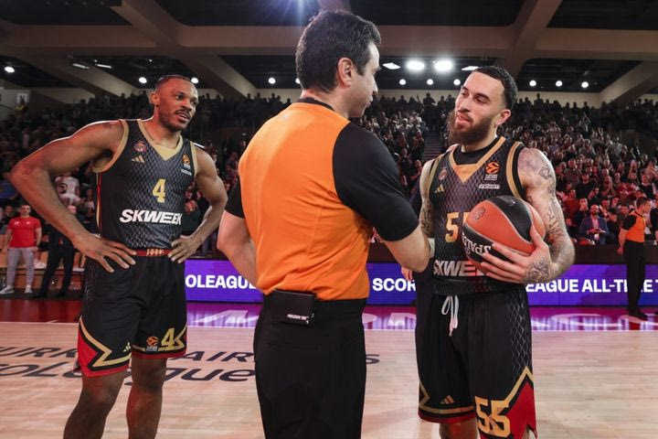 Μονακό – Ερυθρός Αστέρας: Η EuroLeague διέκοψε τον αγώνα για να τιμήσει τον Μάικ Τζέιμς που έγινε πρώτος σκόρερ της διοργάνωσης