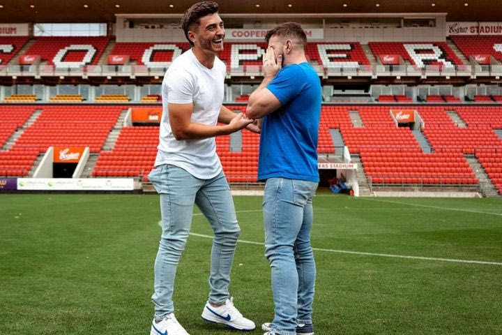 Τζος Καβάλο: Ο πρώτος εν ενεργεία ποδοσφαιριστής που αποκάλυψε πως είναι ομοφυλόφιλος έκανε πρόταση γάμου μέσα στο γήπεδο