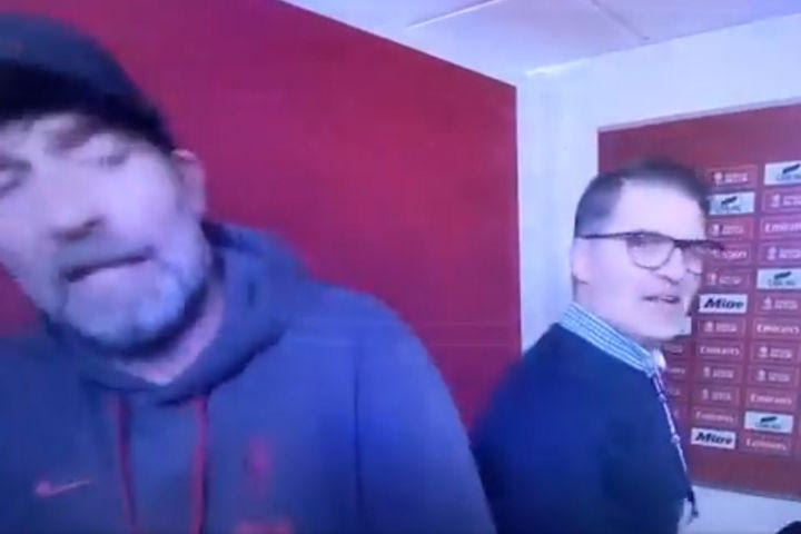 Ο Κλοπ αποχώρησε από το flash interview: “Χαζή ερώτηση, δεν είσαι σε καλή φόρμα”