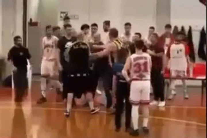 Το Κρόνος – Πέρα για τη National League 2 ολοκληρώθηκε στο 22′ επειδή οι φιλοξενούμενοι έμειναν με έναν παίκτη