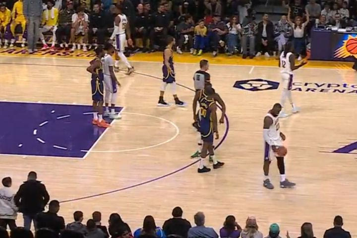 NBA: Ο αγώνας Λέικερς – Γουόριορς διεκόπη προσωρινά λόγω προβλήματος με το χρονόμετρο