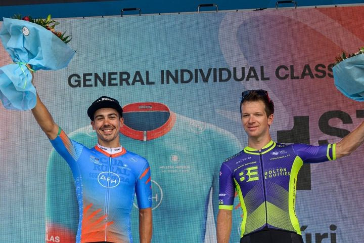 Οι Iúri Leitão και Aaron Gate μετά τον ΔΕΗ Διεθνή Ποδηλατικό Γύρο Ελλάδας 2023, στην κορυφή του κόσμου