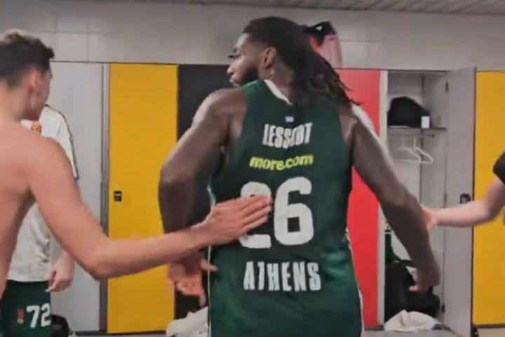Παναθηναϊκός AKTOR: Η υποδοχή του MVP Λεσόρ στα αποδυτήρια και το δυνατό χτύπημα του Μήτογλου
