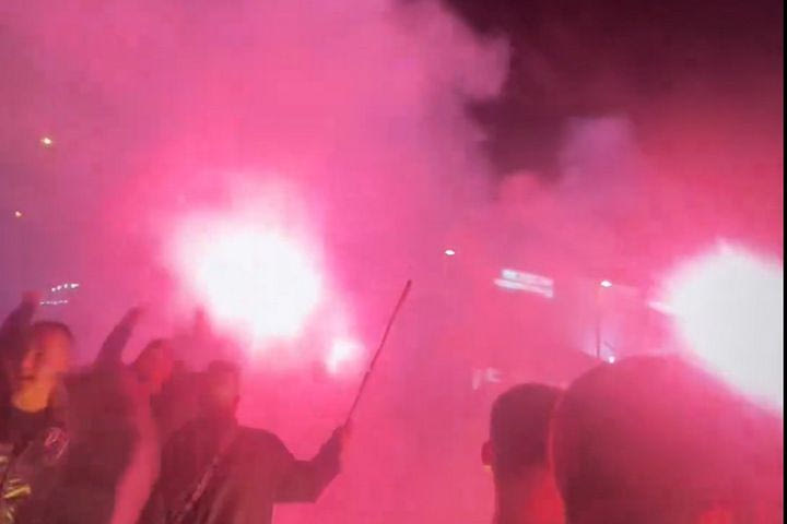 Ολυμπιακός – Μακάμπι Τελ Αβίβ: Οπαδοί των Ισραηλινών συγκεντρώθηκαν στο Μοναστηράκι