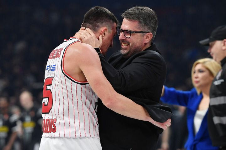 Ολυμπιακός: Η πατρική αγκαλιά του Μπαφέ στον Λαρεντζάκη μετά το διπλό επί της Παρτίζαν