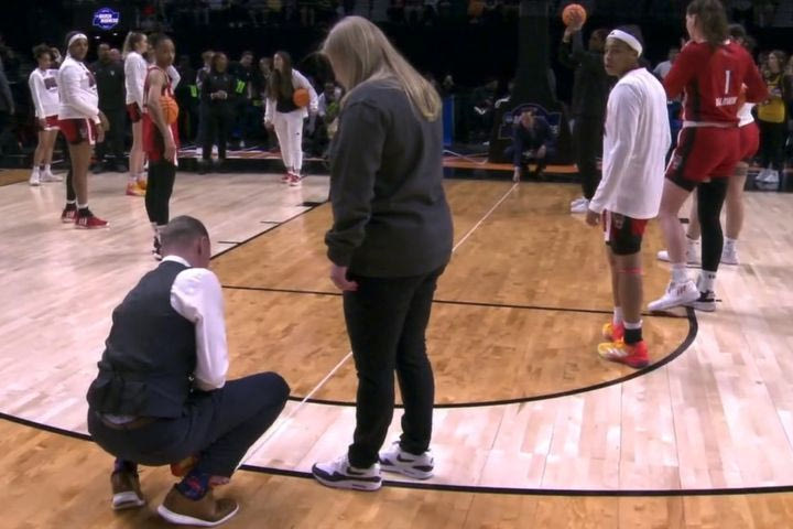 Πρωτοφανές σκηνικό στο NCAA: Έβγαλαν μεζούρα και διαπίστωσαν ότι η μία γραμμή τριπόντου ήταν μικρότερη από την άλλη