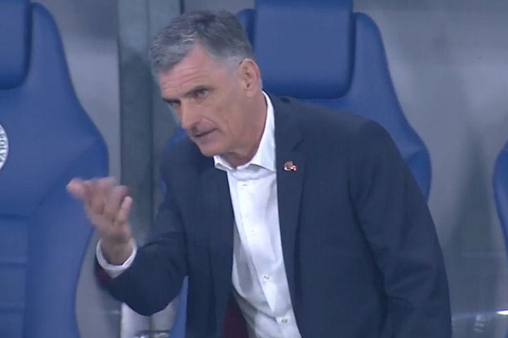 Ολυμπιακός: Ο ατάραχος Μεντιλίμπαρ δίνει οδηγίες σε παίκτη του, την ώρα που ο Ελ Κααμπί πανηγυρίζει το γκολ της χρονιάς