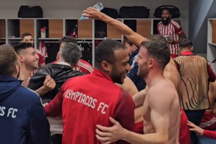 Ολυμπιακός: Οι παίκτες σήκωσαν στα χέρια και μπουγέλωσαν τον Μεντιλίμπαρ στα αποδυτήρια