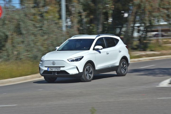 Δοκιμή της αμιγώς ηλεκτρικής εκδοχής του SUV MG ZS που βάζει γκολ από τα αποδυτήρια