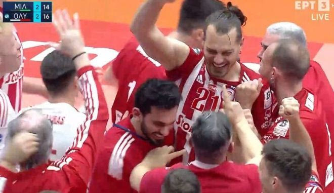 Μίλωνας – Ολυμπιακός: Το καθοριστικό μπλοκ του Στερν που έστεψε Κυπελλούχους τους ερυθρόλευκους