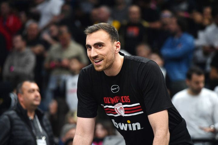 Ο Νικόλα Μιλουτίνοβ ταξίδεψε μόνος του στο Βελιγράδι για να σταθεί στο πλευρό του Ολυμπιακού
