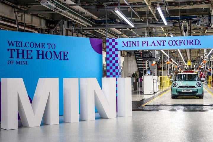 Ποιος οδήγησε το πρώτο MINI που βγήκε από τη γραμμή παραγωγής του εργοστασίου στην Οξφόρδη