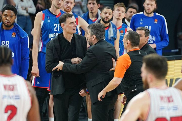 Χαμός με Μπαρτζώκα στο φινάλε του αγώνα Εφές – Ολυμπιακός, ήταν έξαλλος με τον διαιτητή Μπαένα και αποβλήθηκε με ντισκαλιφιέ
