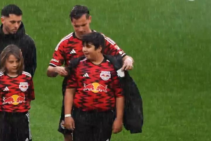 Οι παίκτες των New York Red Bulls προστάτευσαν τα παιδιά από το κρύο και τη βροχή