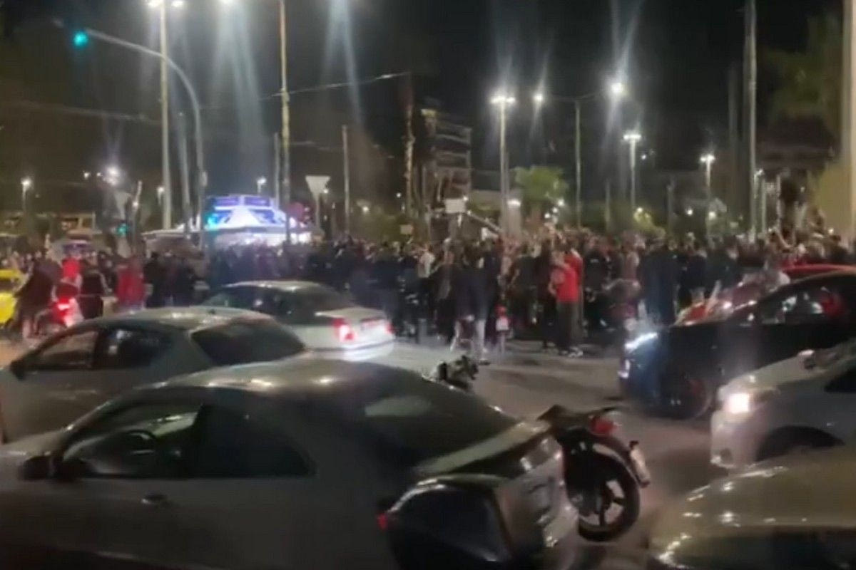 Ολυμπιακός: Έξαλλοι πανηγυρισμοί στο Πασαλιμάνι για τη μεγάλη πρόκριση από τους φίλους των ερυθρόλευκων