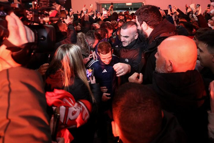 Ολυμπιακός: Υποδοχή ηρώων από τους φίλους των ερυθρολεύκων στον Μεντιλίμπαρ και τους παίκτες στο αεροδρόμιο