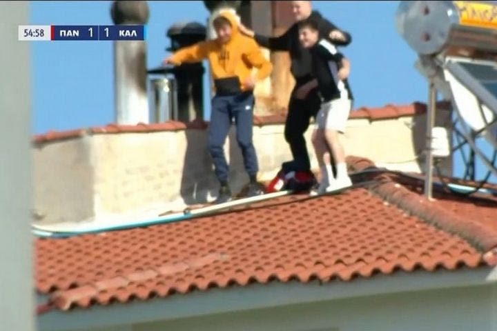 Οπαδοί έβλεπαν το ματς από κεραμίδια σπιτιού