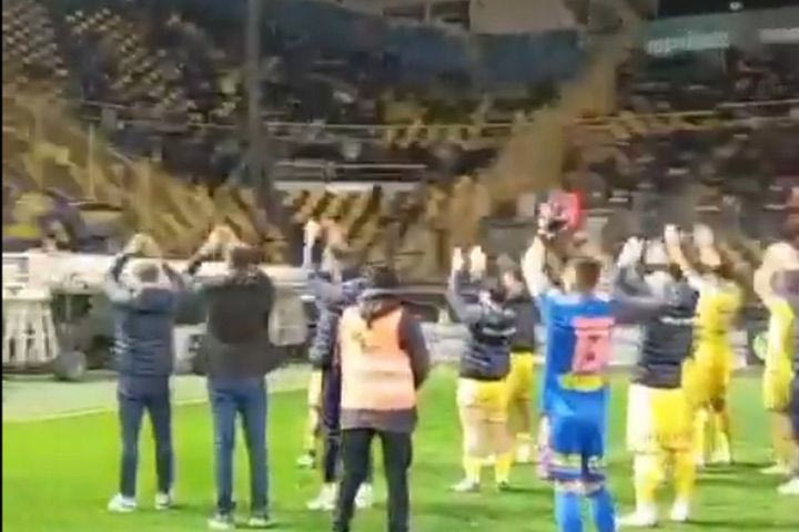 Παναιτωλικός: Οι παίκτες έκαναν χέρια με τον κόσμο παρά τον αποκλεισμό