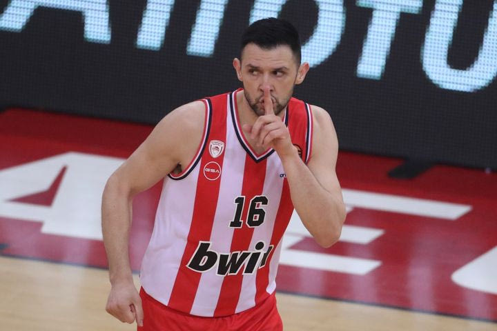 Το “εδώ είμαστε εμείς” του Κώστα Παπανικολάου και η κίνηση σιωπής μετά το τρίποντο του Κώστα Σλούκα