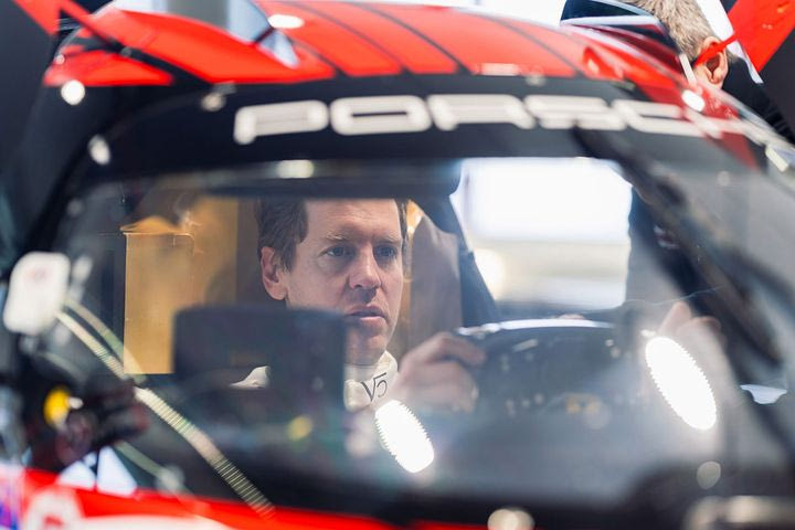 Ο Φέτελ διαψεύδει ότι σκέφτεται να γυρίσει στη F1