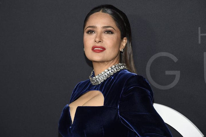 Η Salma Hayek ποζάρει με μαύρο μπικίνι και εμείς ανυπομονούμε για το καλοκαίρι