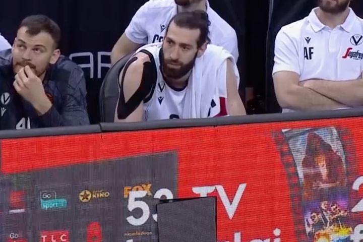 Έξαλλος ο Τορνίκε Σενγκέλια: Κλώτσησε με μανία διαφημιστική πινακίδα και την έσπασε