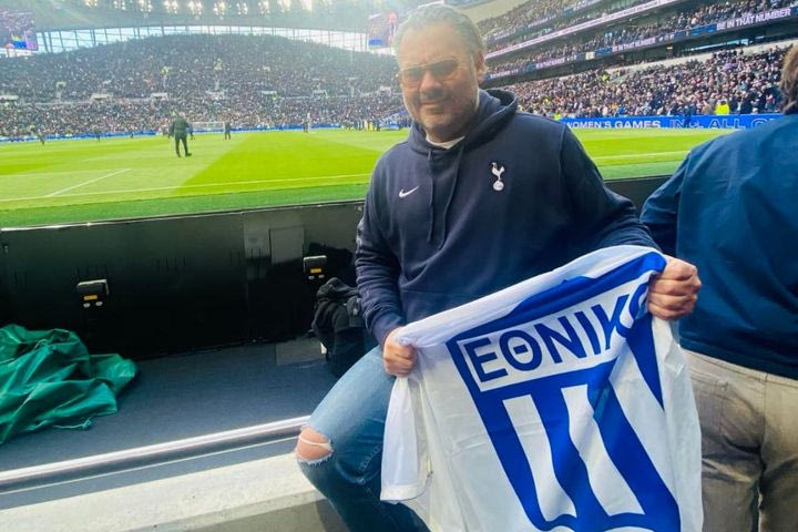 Αυτός είναι ο οπαδός που σήκωσε τη σημαία του Εθνικού Πειραιά στο γήπεδο της Τότεναμ