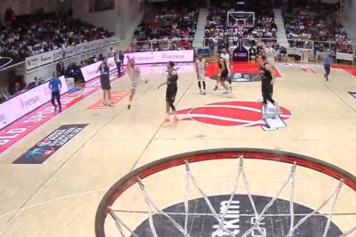 Αδιανόητο buzzer beater στην τουρκική λίγκα από το κέντρο και με σπάσιμο μέσης