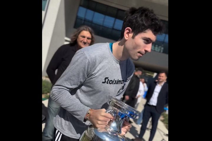 Ο Τεντόγλου με το τρόπαιο του Euro 2024 στην Αθήνα