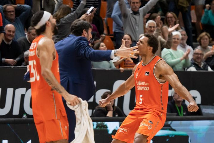 Βαλένθια – Μούρθια 83-82: Σώθηκε από την άστοχη βολή του Ντίλαν Ένις στην εκπνοή