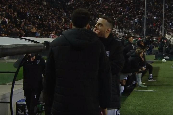Σαν χαμένος ο Βιεϊρίνια στον πάγκο λίγο πριν το τελικό σφύριγμα στην Τούμπα