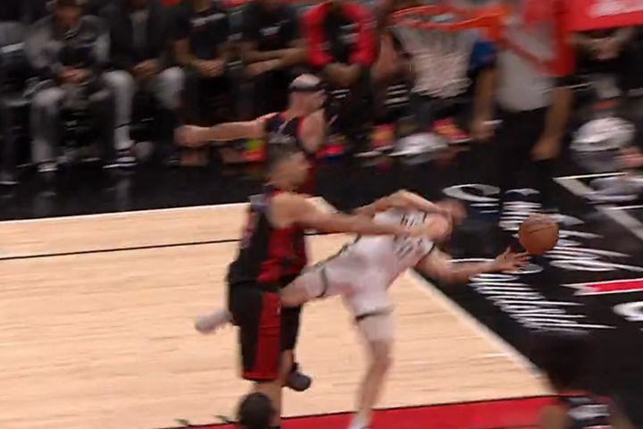 NBA: Άναψαν τα αίματα στο Μπουλς – Μπακς, ο Βούτσεβιτς αποβλήθηκε για σκληρό φάουλ στον Γκριν