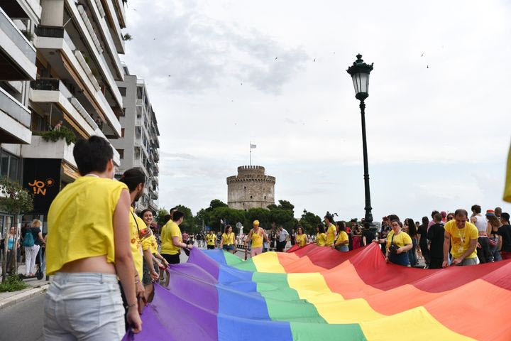 Δεν άντεξαν τόση ισότητα (και) στη Θεσσαλονίκη. Κι όλα αλλάζουν γύρω τους απότομα