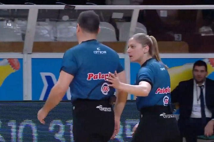 Ο Κωνσταντίνος Ζακεστίδης διέκοψε δύο φορές το Απόλλωνας – ΑΕΚ για υβριστικά συνθήματα εναντίον της Βασιλικής Τσαρούχα