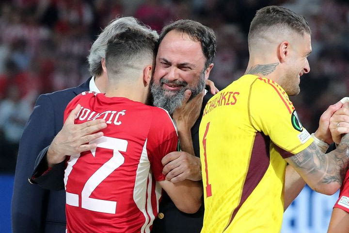 Λύγισε ο Βαγγέλης Μαρινάκης στην απονομή του θριαμβευτή Ολυμπιακού