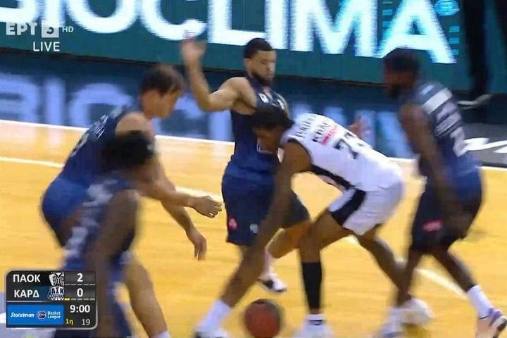 Τέσσερις παίκτες της Καρδίτσας μάρκαραν ανεπιτυχώς τον Κέβιν Πόρτερ, που έβγαλε ασίστ για ελεύθερο τρίποντο