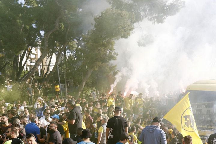 ΑΕΚ: Φίλοι της Ένωσης συγκεντρώθηκαν έξω από το ξενοδοχείο της αποστολής για να “ντοπάρουν” ψυχολογικά τους παίκτες του Αλμέιδα