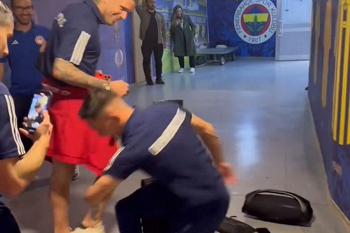 Ολυμπιακός: Το ξέφρενο ζεϊμπέκικο του Σωτήρη Αλεξανδρόπουλου μετά την πρόκριση