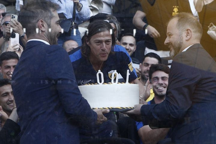 ΑΕΚ: Ο Ματίας Αλμέιδα έσβησε τα κεράκια στην επετειακή τούρτα της Ενωσης δίπλα στο ποδοσφαιρικό τμήμα