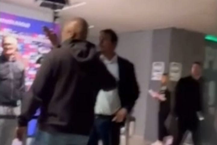 Η ένταση του Αταμάν με έναν Ισραηλινό μετά το ματς: “Ποιος είναι αυτός; Τι κάνεις εσύ στα αποδυτήριά μου;”