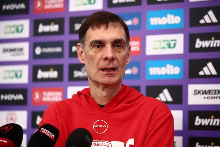 Η πλάκα του Μπαρτζώκα για τον Πίτερς: “Έλα επειδή είμαστε εχθροί να κάνουμε μία αγκαλιά”