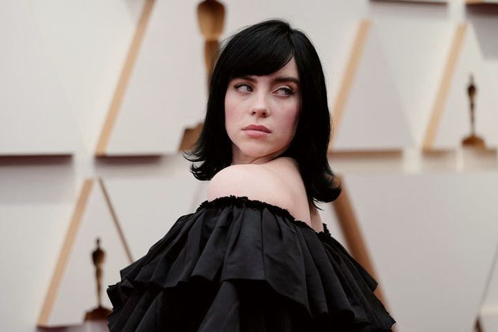 Billie Eilish: «Συνειδητοποίησα ότι ήθελα το πρόσωπό μου σε ένα αιδοίο»