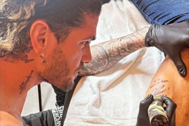 Σε ρόλο tattoo artist ο Ντε Πολ, υπέγραψε πάνω στο πόδι θαυμαστή του