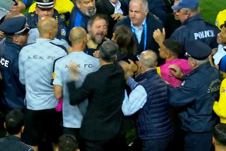 ΠΑΟΚ – ΑΕΚ: Μαινόμενος ταύρος ο Αλμέιδα, δεν τον συγκρατούσε κανείς σε σύρραξη στο φινάλε