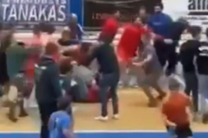 Επεισόδια με ξύλο μεταξύ παικτών και εισβολή φιλάθλων στο παρκέ σε αγώνα τοπικού στο Ναύπλιο