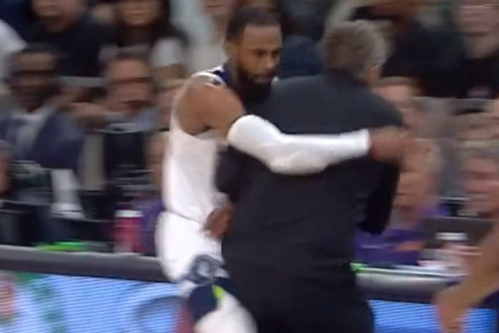 NBA: Ο προπονητής των Τίμπεργουλβς υπέστη ρήξη επιγονατιδικού τένοντα μετά από σύγκρουση με τον Κόνλεϊ