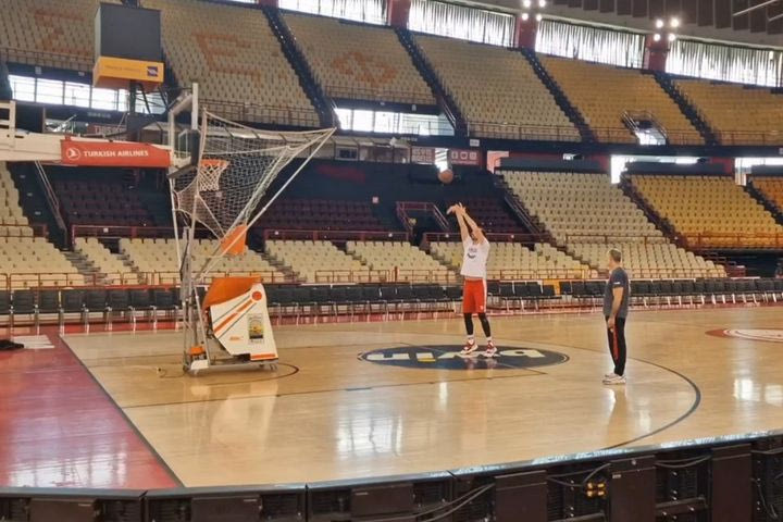 Ολυμπιακός: Το VIDEO του SPORT24 με τον Μιλουτίνοβ να εκτελεί βολές και τον Μπαρτζώκα να επιβλέπει πριν από τη μάχη με τη Φενέρπαχτσε