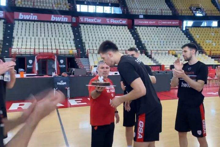 Ολυμπιακός: Το “Happy Birthday” στον Πετρούσεβ για τα γενέθλιά του και η τούρτα-έκπληξη