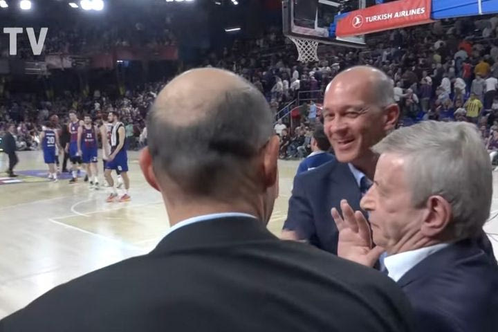 Ολυμπιακός: Οι πανηγυρισμοί των αδελφών Αγγελόπουλων για την νίκη επί της Μπαρτσελόνα και η αποθέωση του κόσμου στους παίκτες
